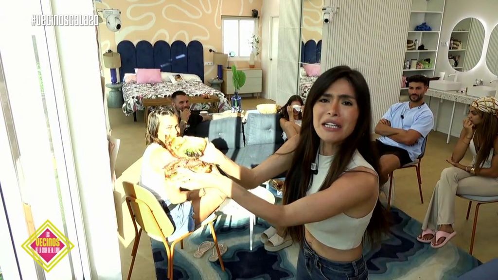 La visita de Miriam Saavedra hace estallar el vecindario en su contra: “Te falta educación”  Los vecinos de la casa de al lado Gala Temporada 2 Top Vídeos 1718