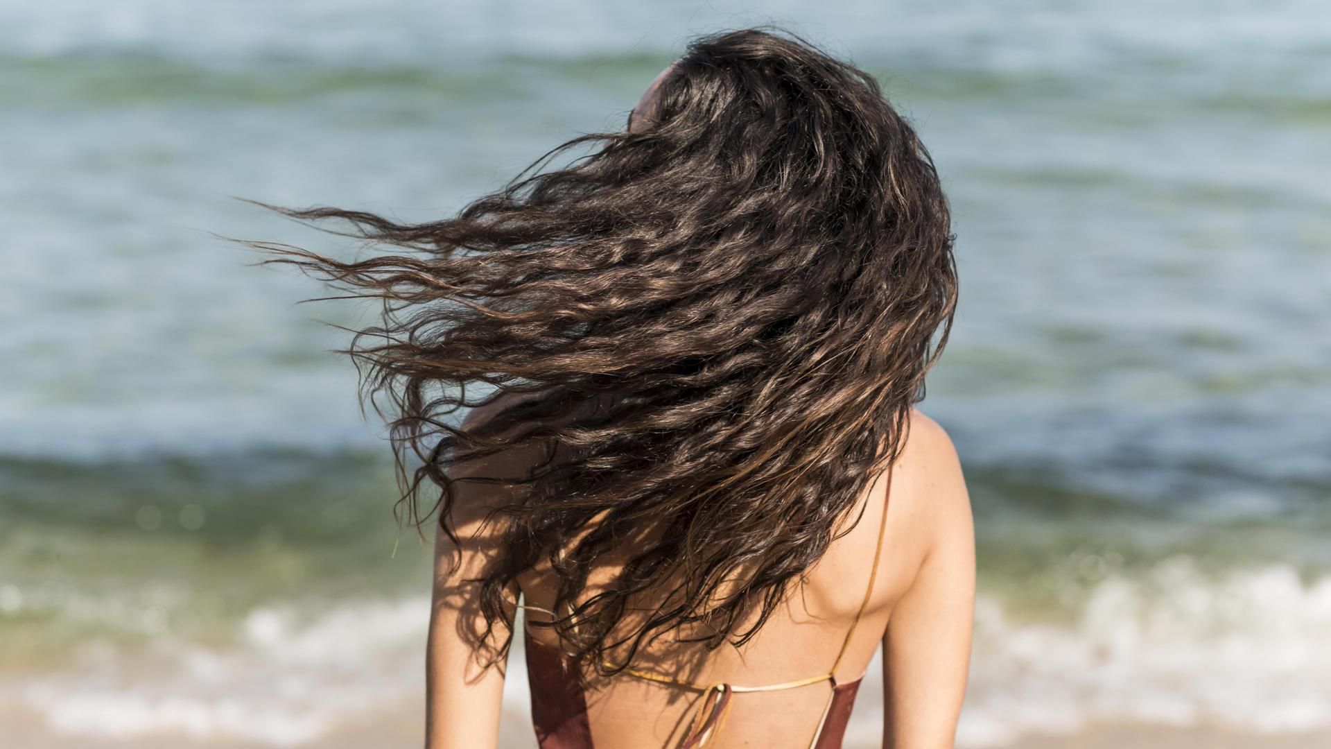 vista frontal de la hermosa nina en la playa