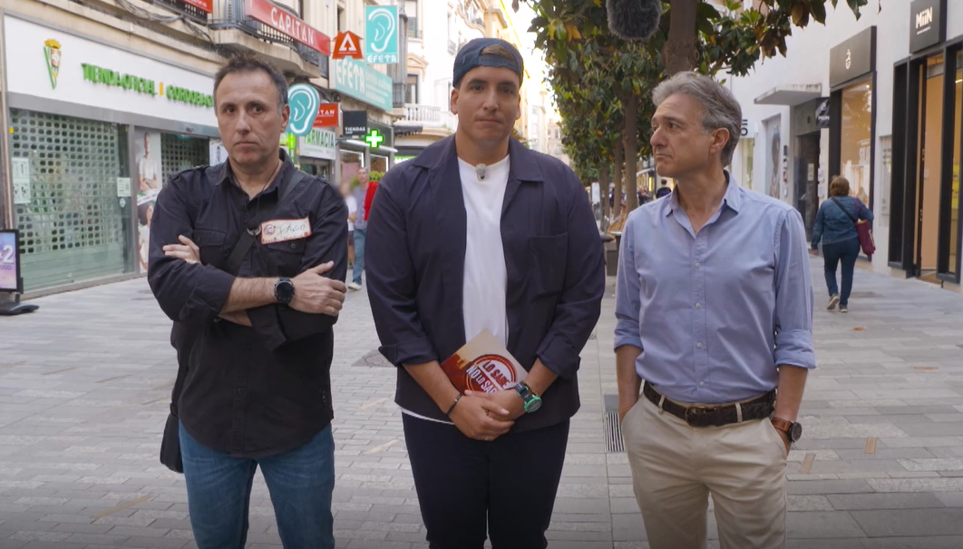 Xuso Jones entre Paco y el hombre que le ha ayudado a adivinar la pregunta multiplicadora