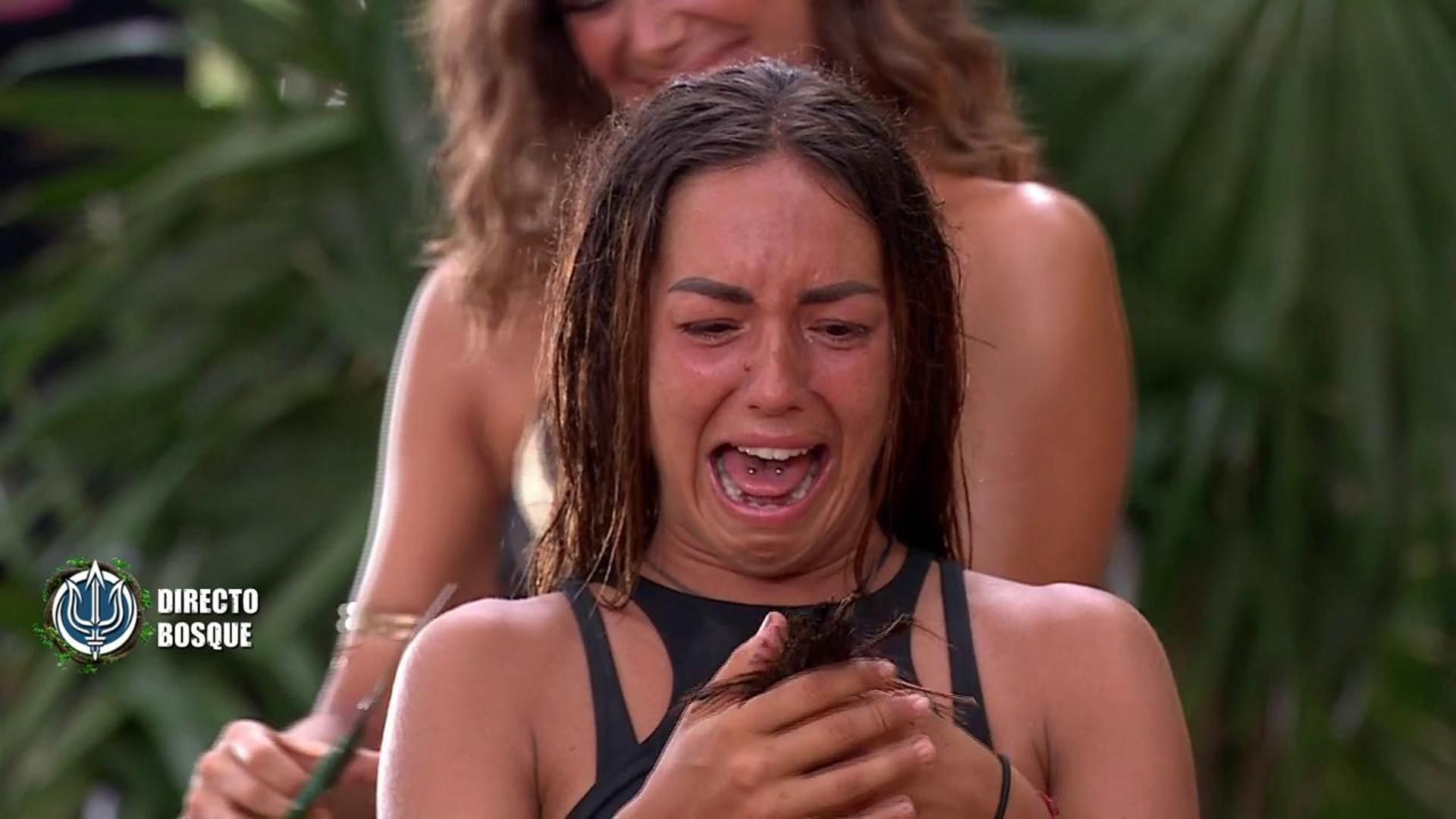 Anita se corta el pelo para disfrutar de parte de una lasaña y se rompe por completo