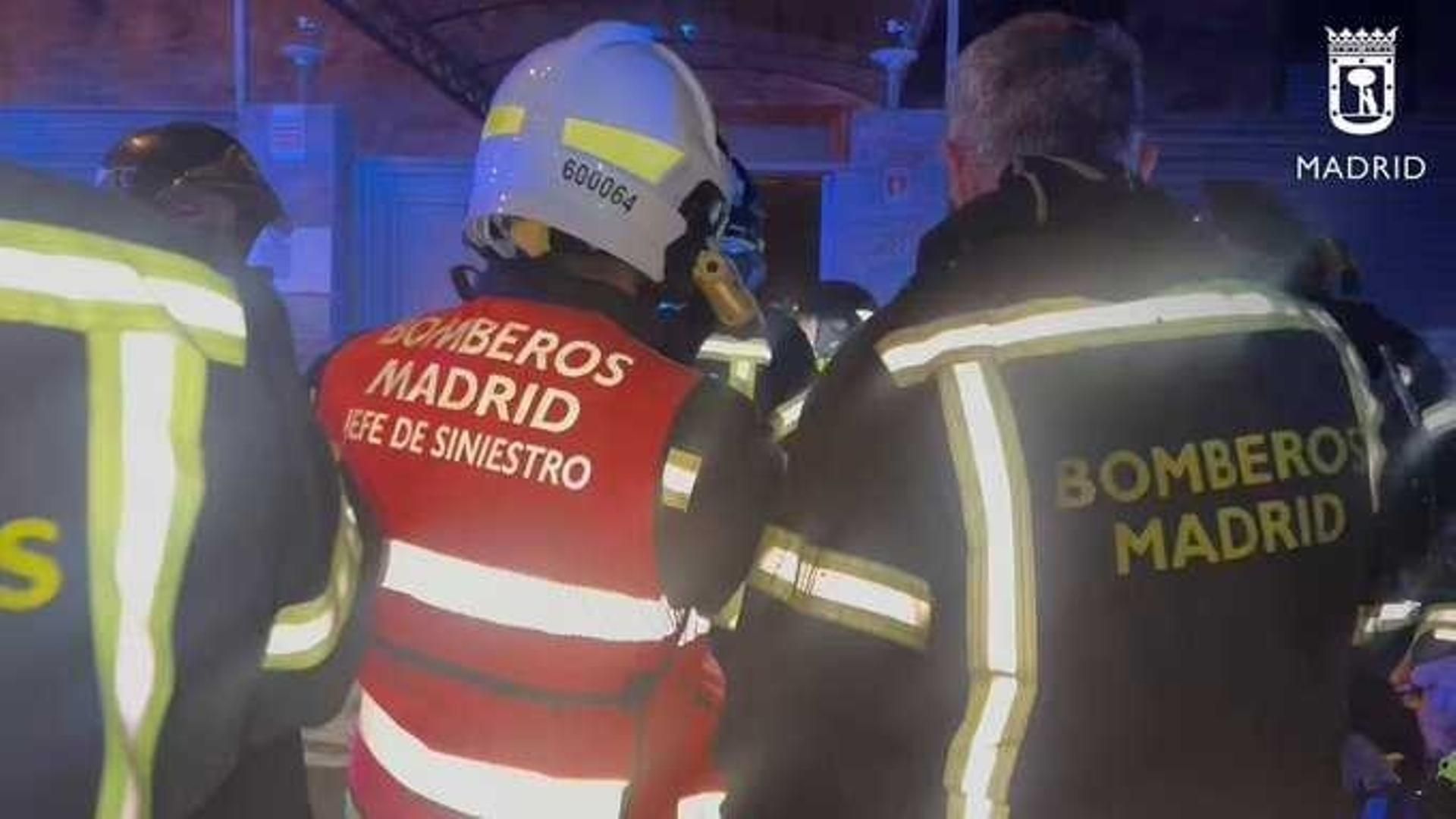 Cuatro heridos, entre ellos un policía municipal, por un incendio en una asociación cultural en San Blas, Madrid