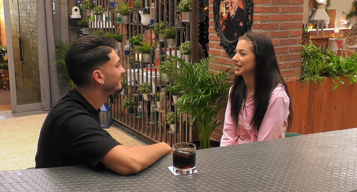 'El Billete' y Andrea sienten atracción a primera vista en 'First Dates'