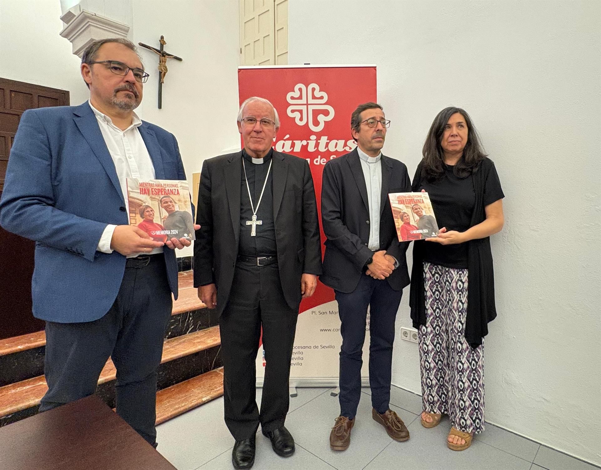 El director de Cáritas Diocesana de Sevilla, el arzobispo y el delegado episcopal de Cáritas, en la presentación de la Memoria 2024 de la entidad eclesiástica