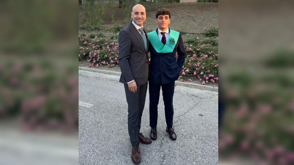 El emotivo momento de un padre de Jaén graduando a su hijo como fisioterapeuta