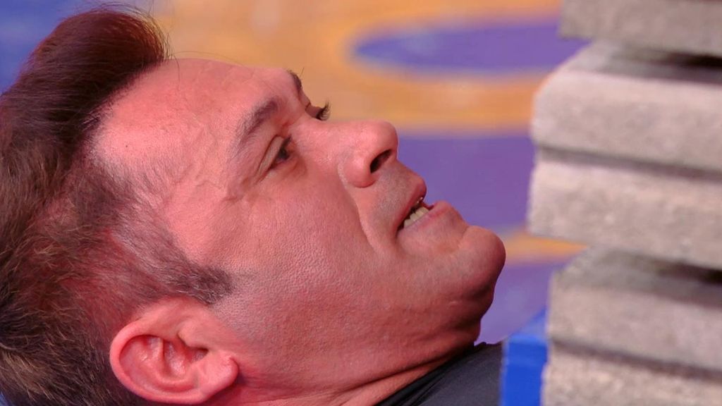 El indio Vispy Kharadi protagoniza segundos de infarto en el plató al soportar un total de 1.819 kilos sobre su cuerpo