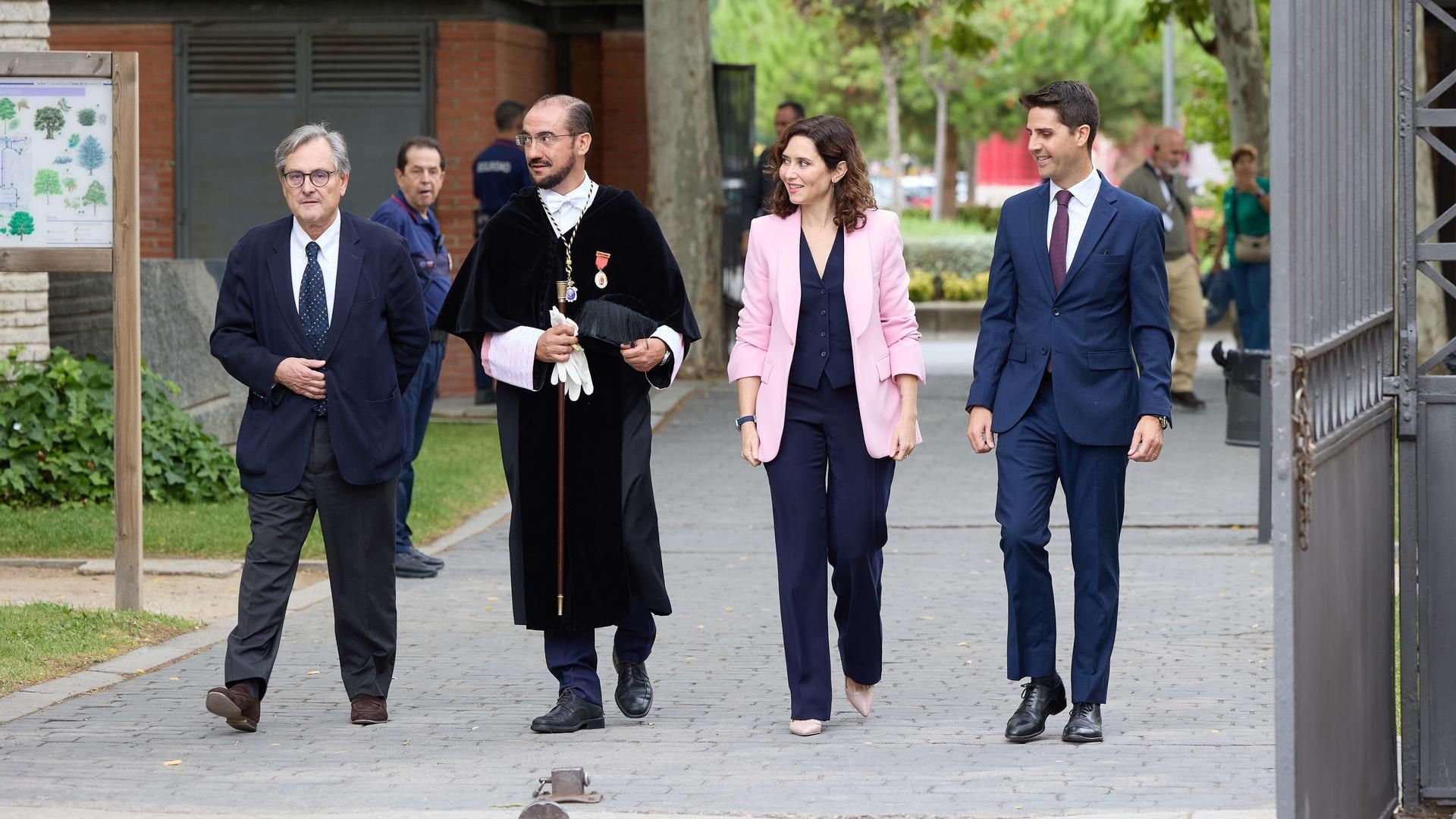 El rector de la Universidad Carlos III de Madrid, Ángel Arias; la presidenta de la Comunidad, Isabel Díaz Ayuso, y el consejero de Universidades, Emilio Viciana, a 19 de septiembre de 2024, en Getafe, Madrid (España).