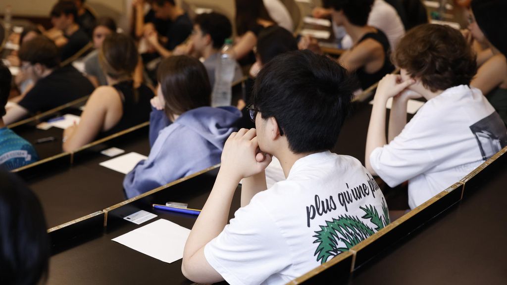 Estudiantes esperan para comenzar un examen de la Selectividad en el Campus Ciutadella de la UPF, en Barcelona