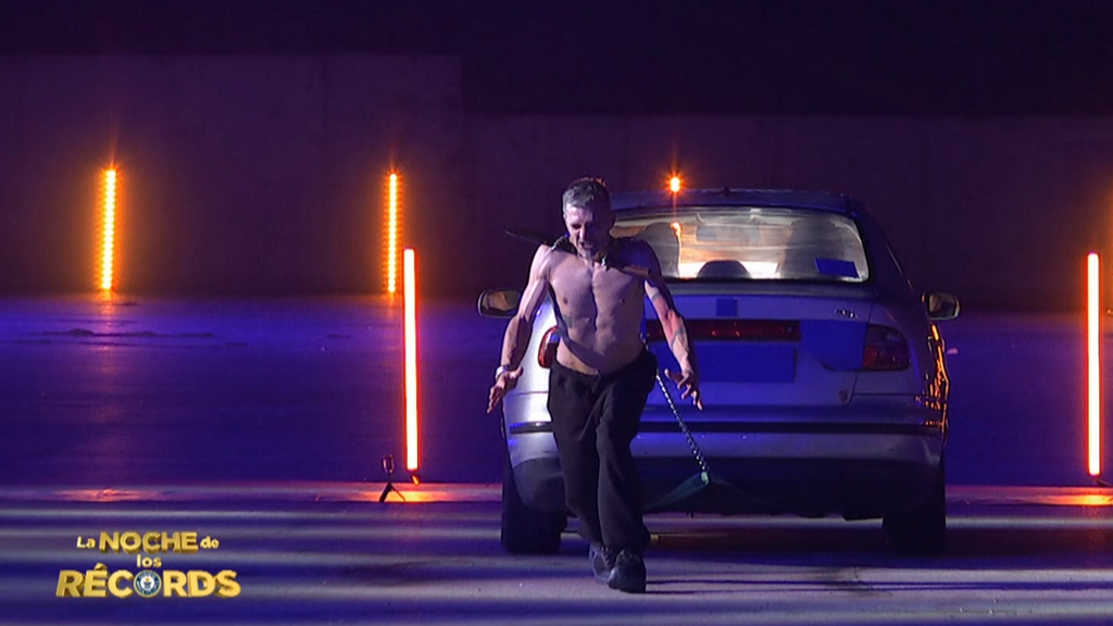 El Fakir Testa hace historia en 'La noche de los récords' con su peligroso reto: ¡arrastrar un coche con un machete al cuello!
