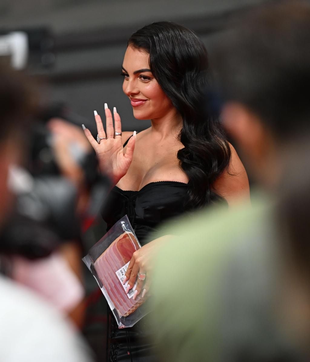 Georgina Rodríguez, con el paquete de jamón en la alfombra roja de Netflix