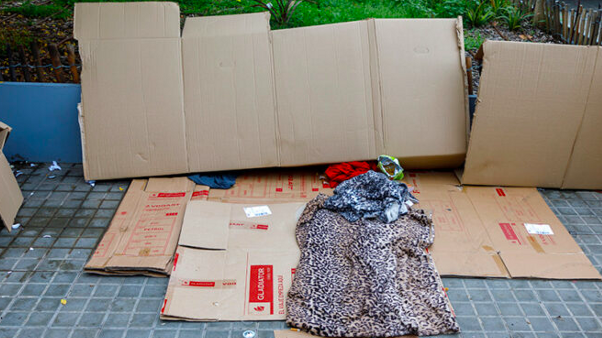 Imagen de archivo de cartones para dormir de personas sin hogar