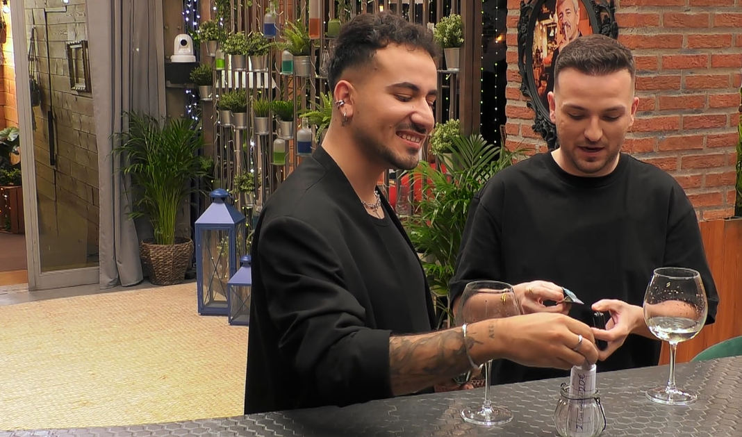 Juan Carlos y Jhon deciden pagar la cena a medias en 'First Dates'