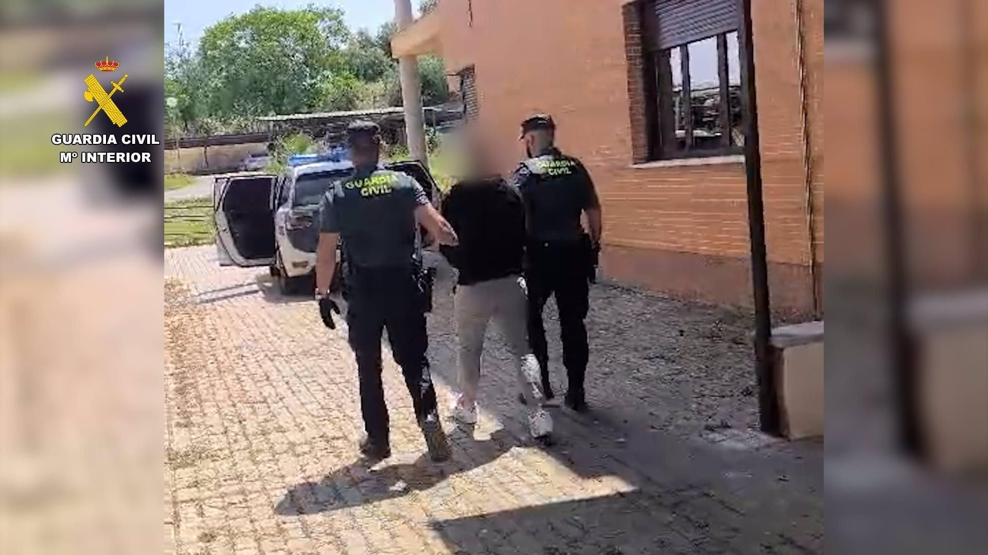 La Guardia Civil custodia a un detenido por el robo en una nave en Setenil de las Bodegas (Cádiz)