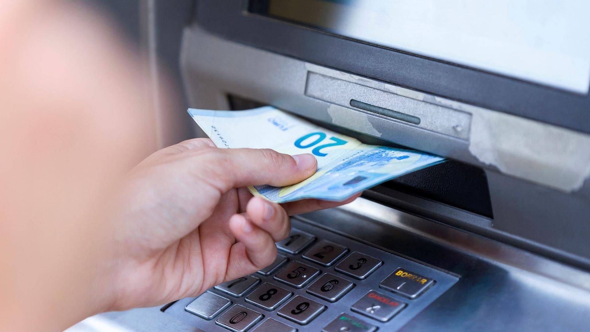 Los estafadores actúan en los cajeros