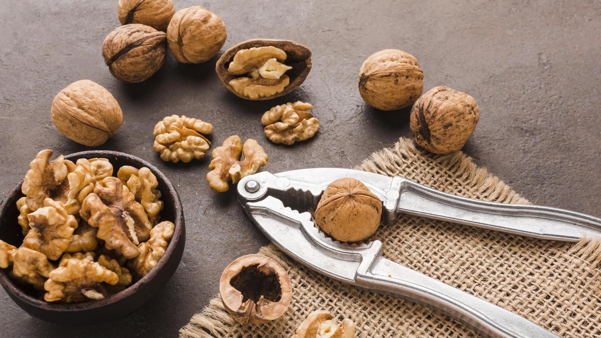 nueces de primer plano con galleta de nuez
