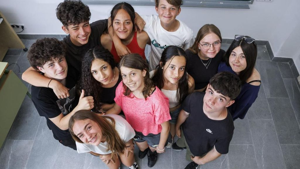 Ocho adolescentes de Parla se convierten en héroes al rescatar a una mujer en la costa de Irlanda: "La gente no hacía nada, simplemente nos grababan"