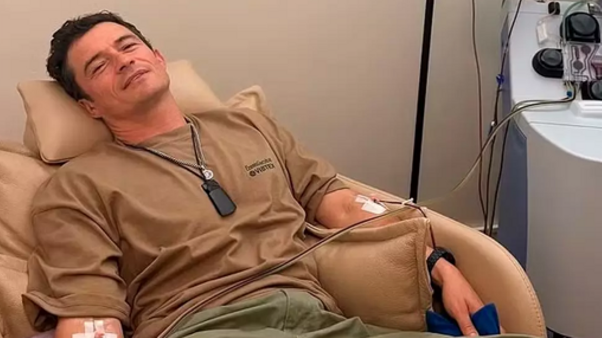 Orlando Bloom sometiéndose a un tratamiento