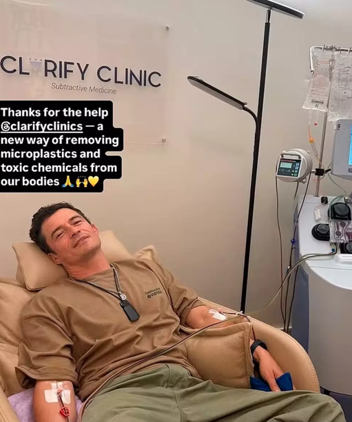 Orlando Bloom sometiéndose a un tratamiento