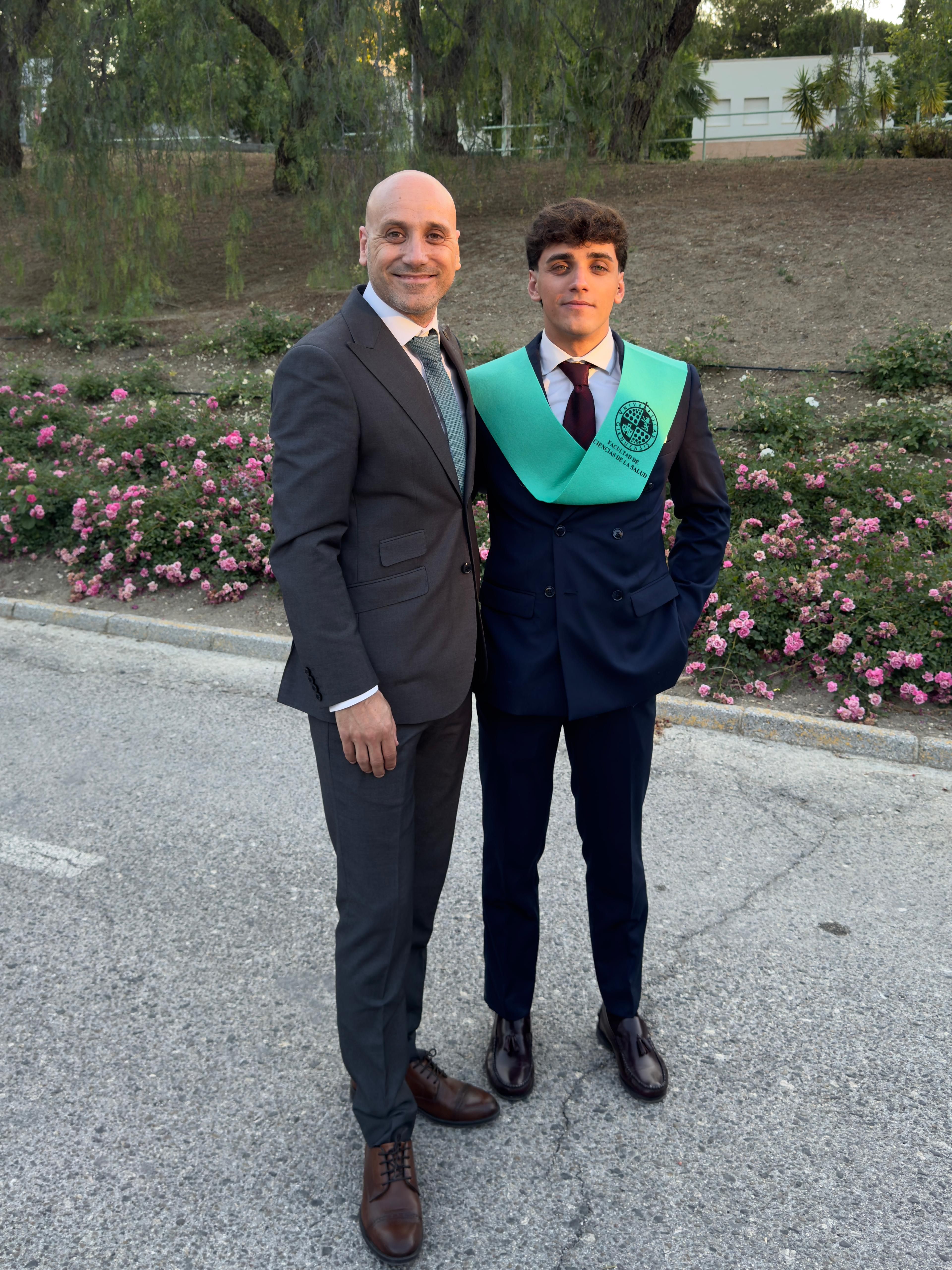 Padre e hijo tras el acto de la Graduación