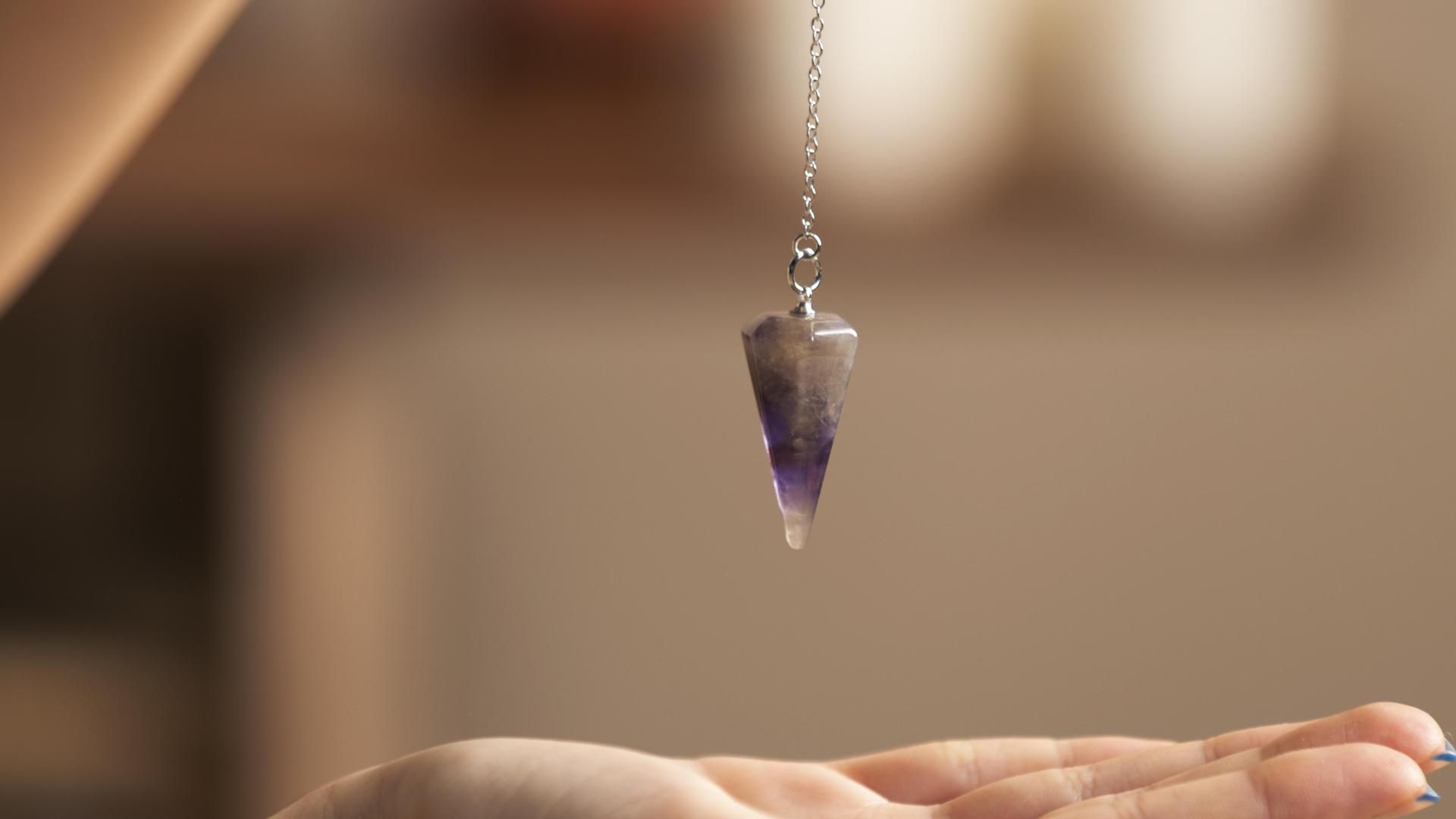 persona que realiza terapia de reiki