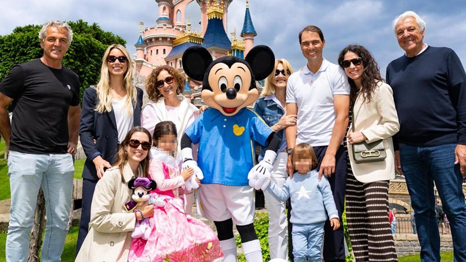 Rafa Nadal y su familia en Disneyland Rafa Nadal y su familia en Disneyland