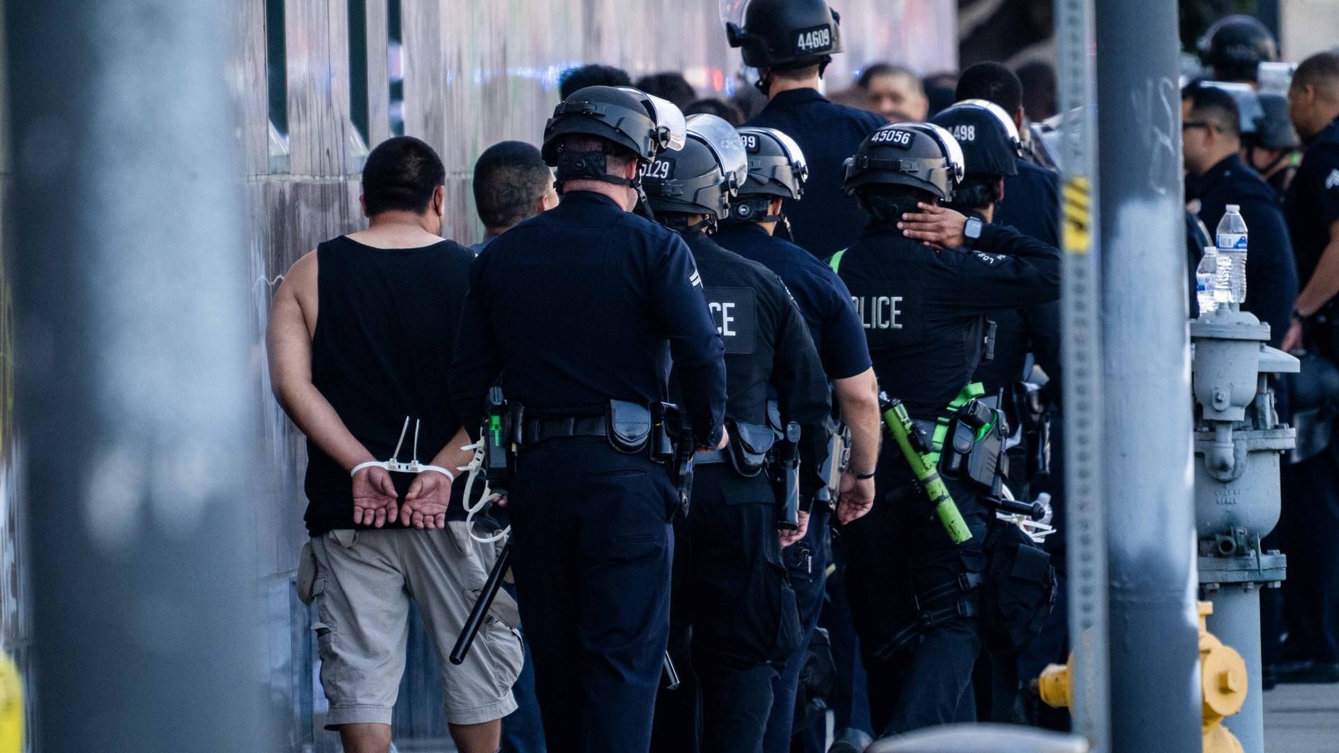 Toque de queda en el centro de Los Ángeles tras la detención de más de 300 personas en la escalada de los disturbios por las redadas migratorias