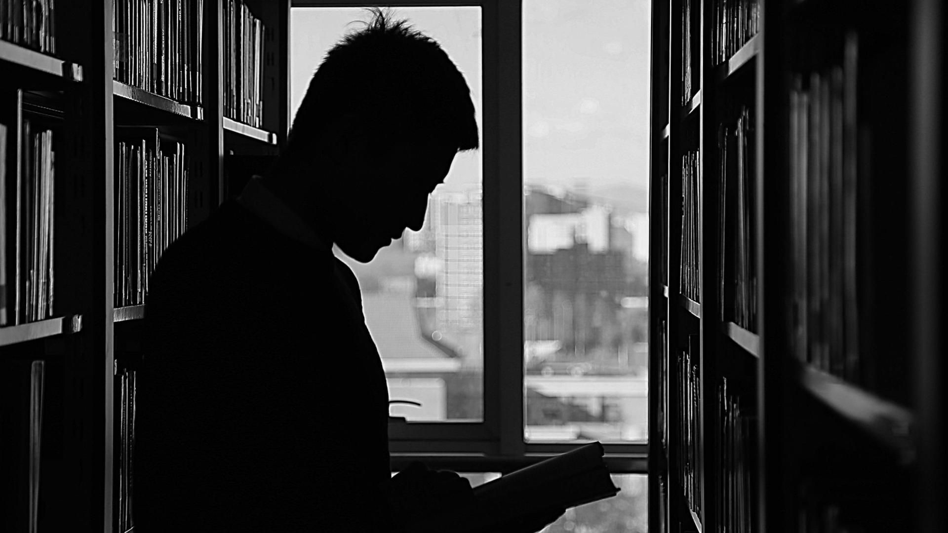 Un estudiante en una biblioteca