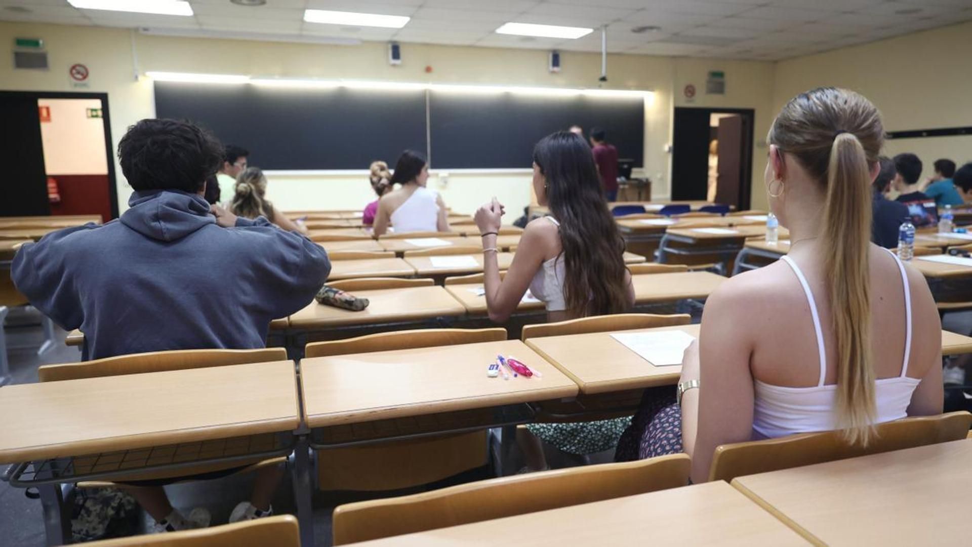 Un grupo de alumnos se preparan para la Evaluación para el Acceso a la Universidad (EvAU), en la Universidad Complutense de Madrid