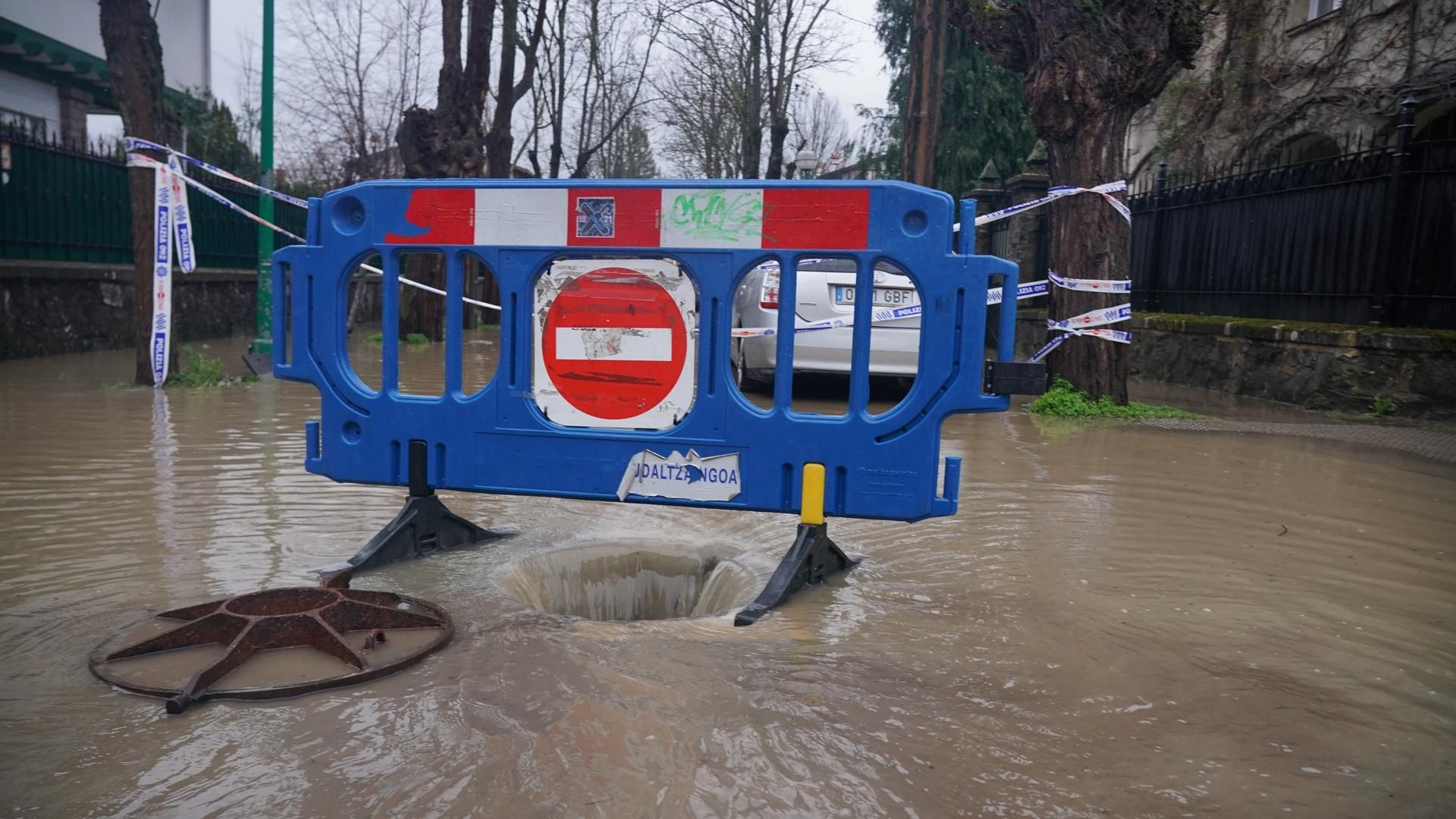 Una alcantarilla destapada en la zona del Batán, afectada por las lluvias de 2024, en Vitoria