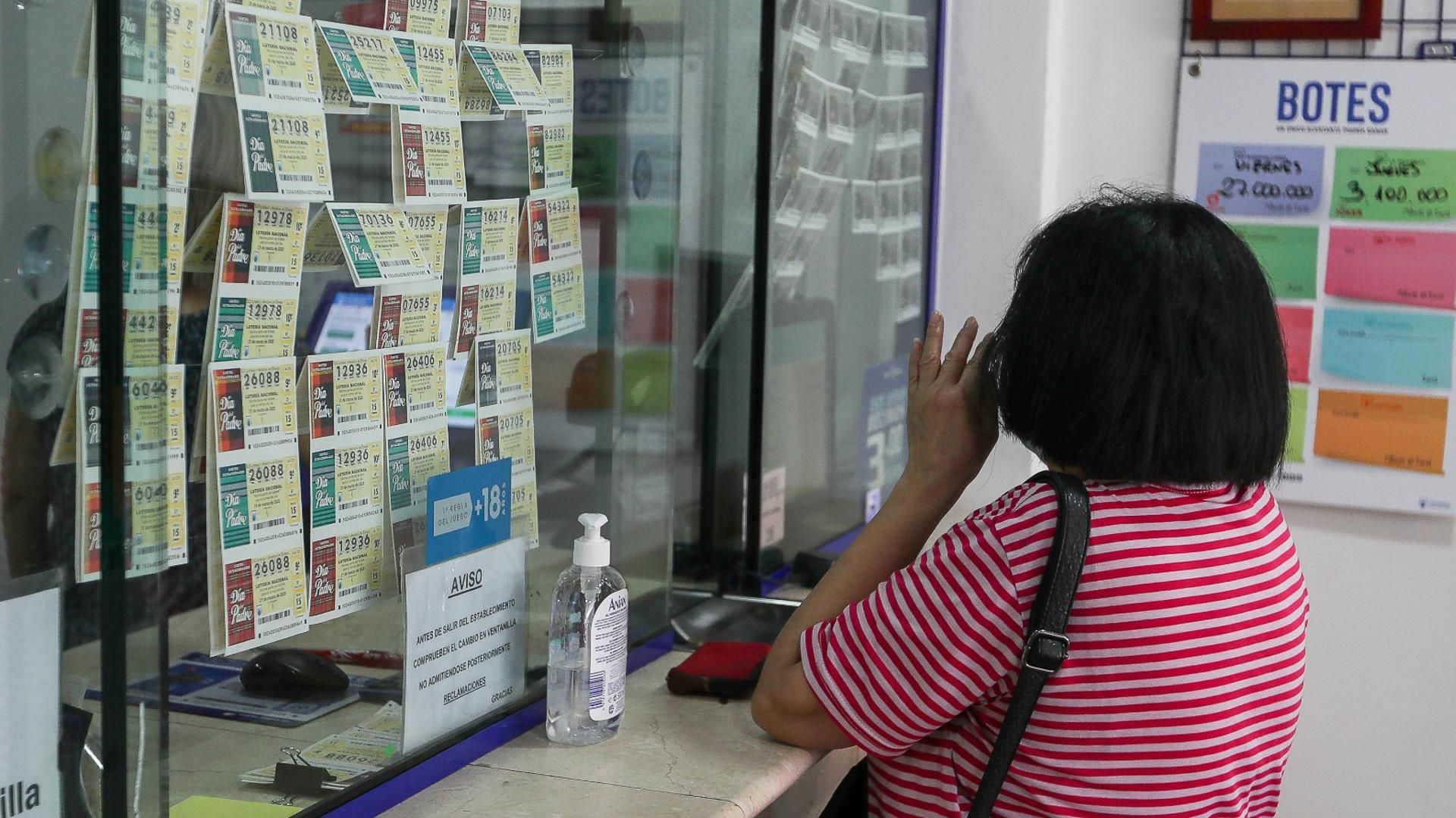 Una mujer en una administración de lotería