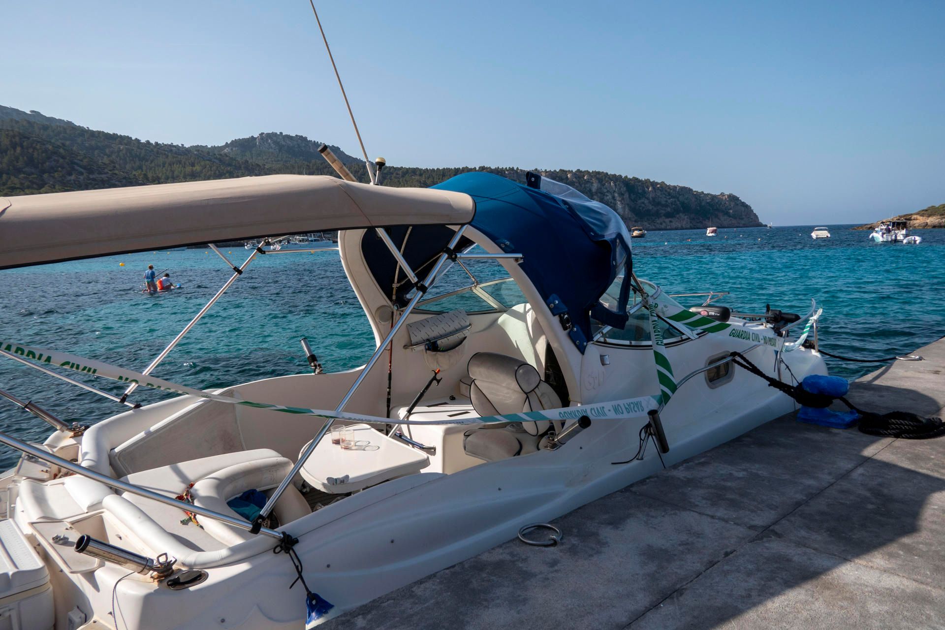Vista del dispositivo de GEAS y Salvamento Marítimo, esta martes en el Puerto de Sant Elm, Mallorca