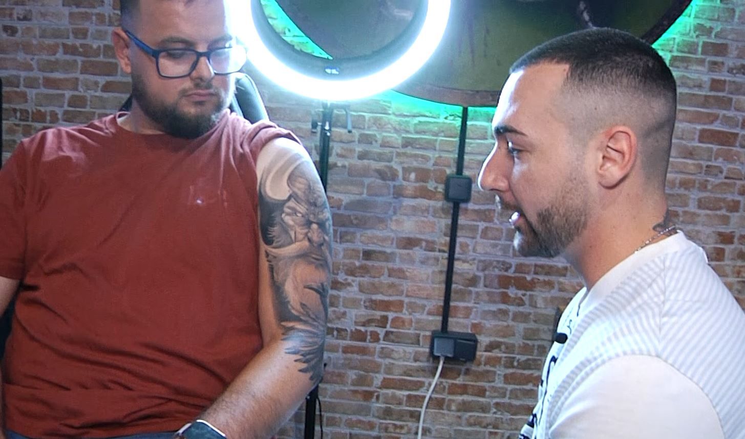 Ximo y Guillem en el estudio de tatuajes