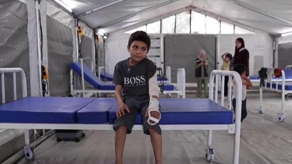 Adam, el único superviviente de diez hermanos, viaja de Gaza a Italia para recibir atención hospitalaria