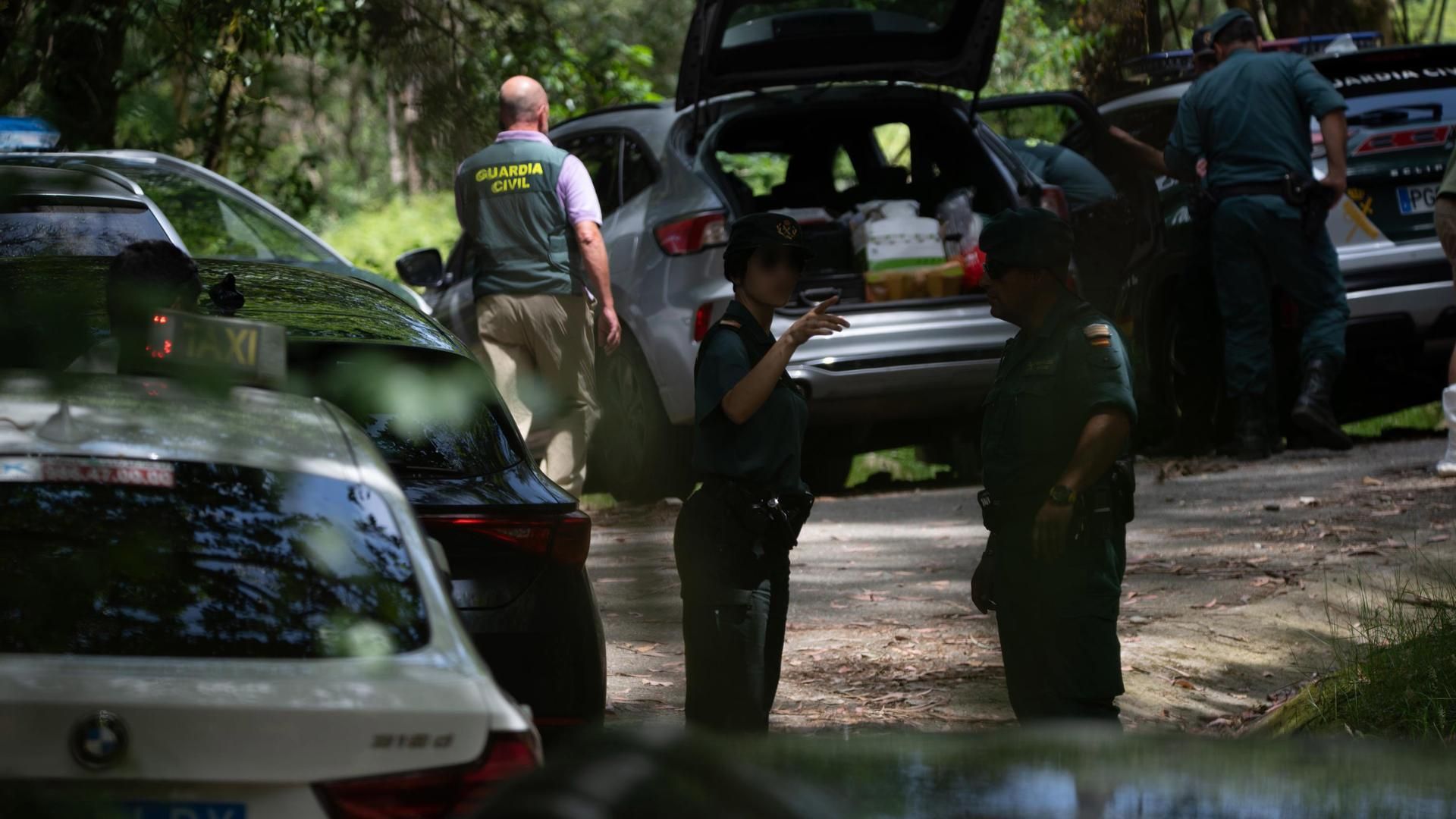 Agentes de la Guardia Civil en el lugar en el que se han encontrado los cuerpos, a 31 de mayo de 2025, en Campo Lameiro, Pontevedra, Galicia (España). La Guardia Civil investiga la aparición de dos personas fallecidas en el interior de un vehículo calcina