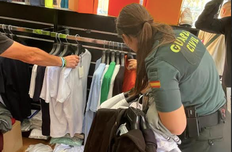 Agentes de la Guardia Civil se incautan de más de 1.200 prendas falsificadas en un local de Mataró (Barcelona)