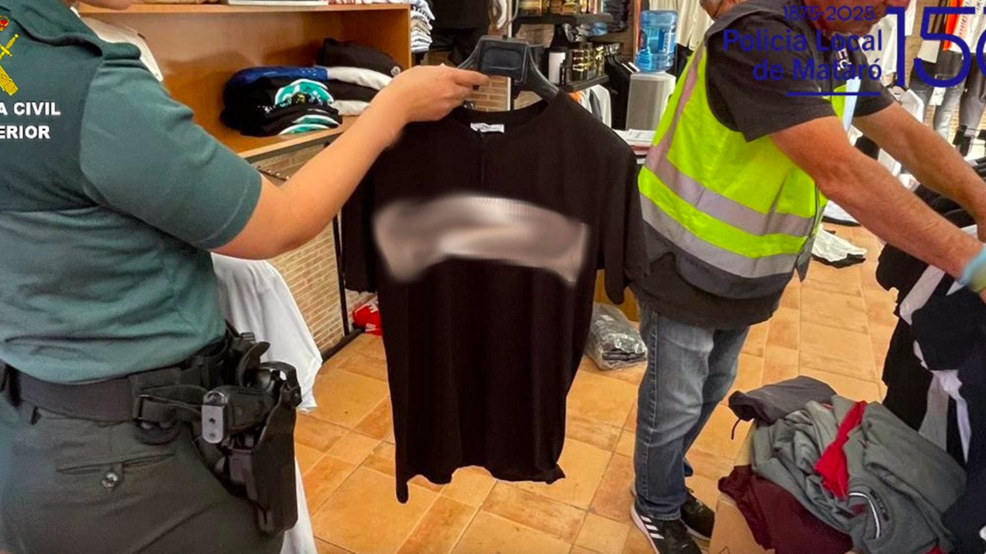 Agentes de la Guardia Civil se incautan de más de 1.200 prendas falsificadas en un local de Mataró (Barcelona)