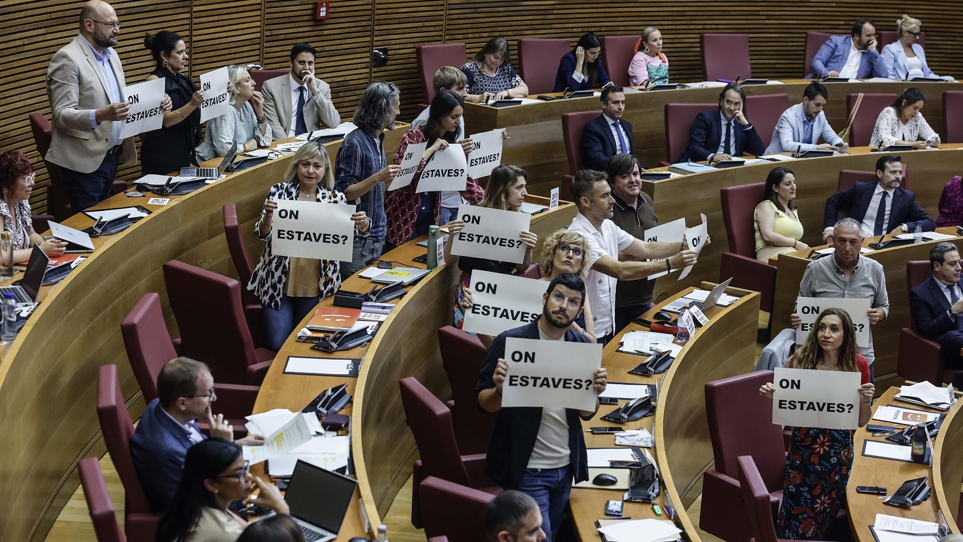 Carteles exhibidos por los diputados de Compromís