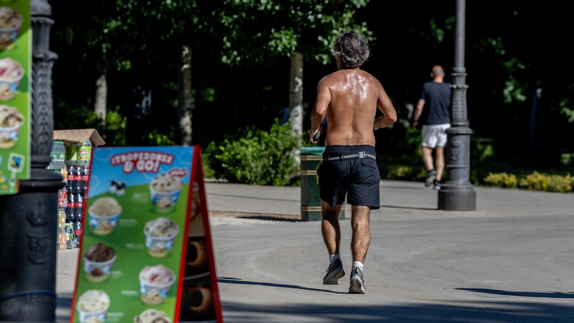 Ciudadano corriendo en el parque del Retiro