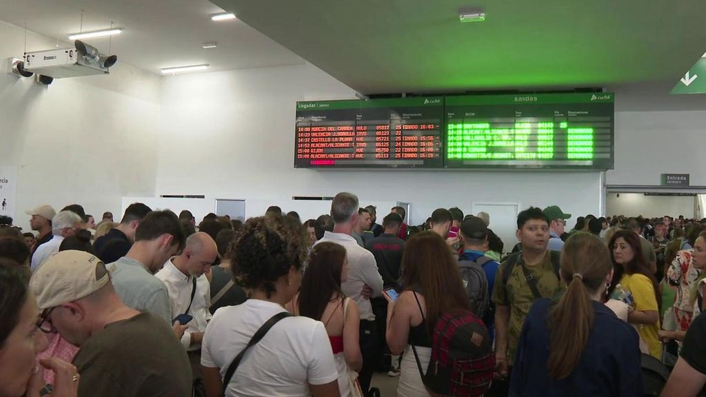 Continúa la desesperación en Chamartín por la interrupción de la circulación: "Quiero salir y no hay manera"
