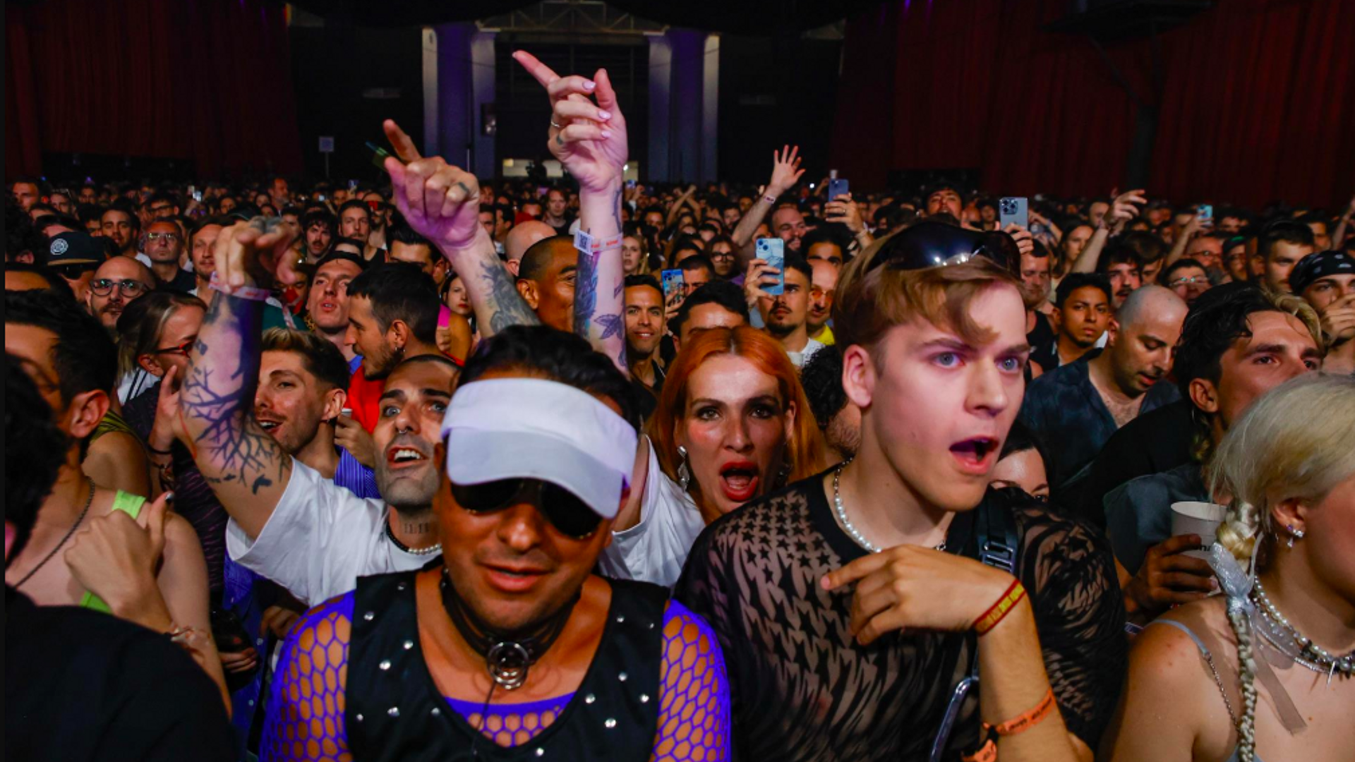 Decenas de personas durante el primer día del Festival Sónar, en la Fira de Barcelona, a 13 de junio de 2024, en Barcelona