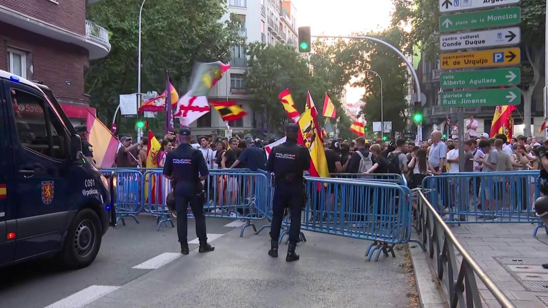 Decenas de personas se concentran en Ferraz para protestar tras la dimisión de Santos Cerdán