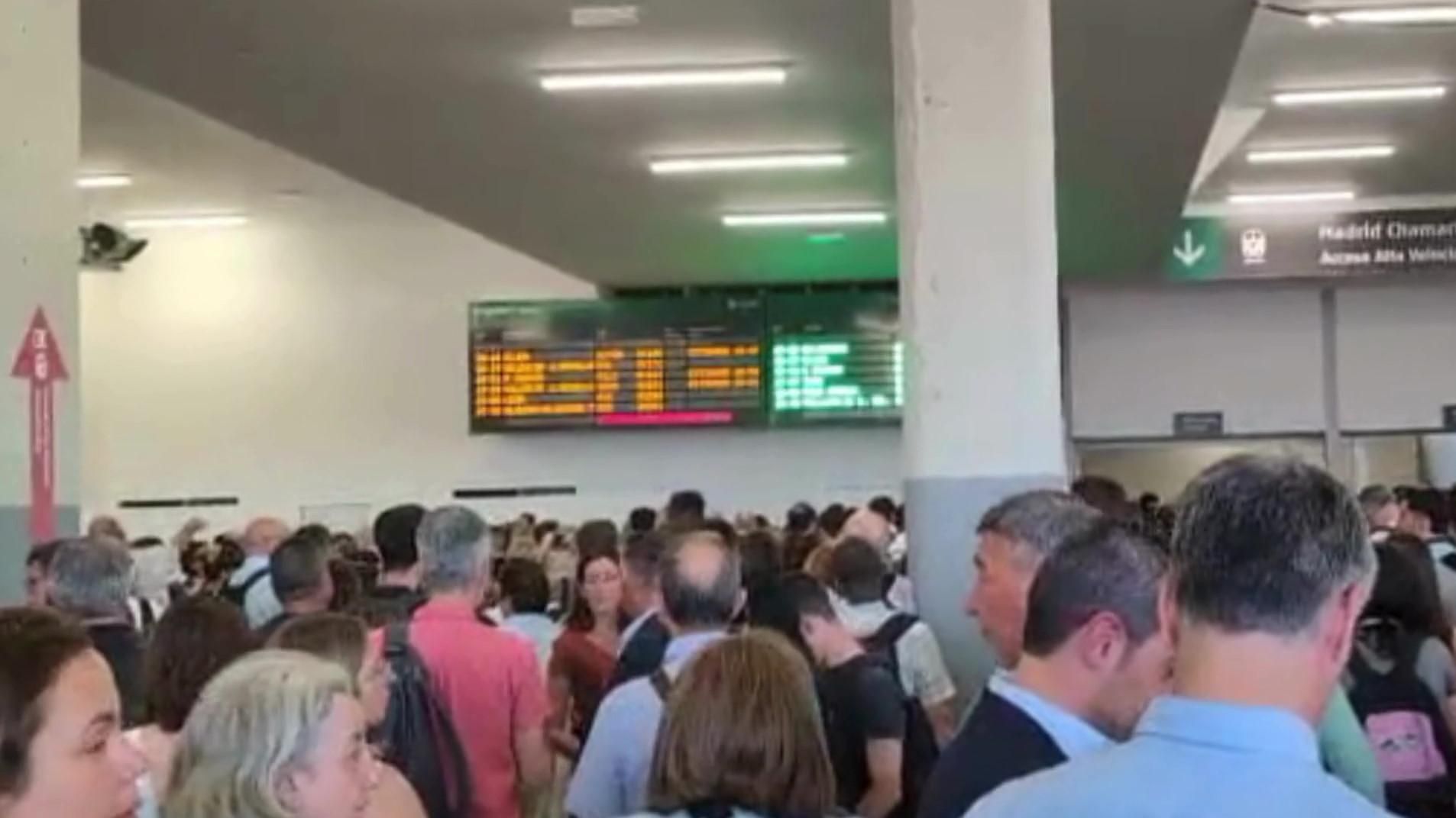 Desesperación en Chamartín por interrupción de los trenes