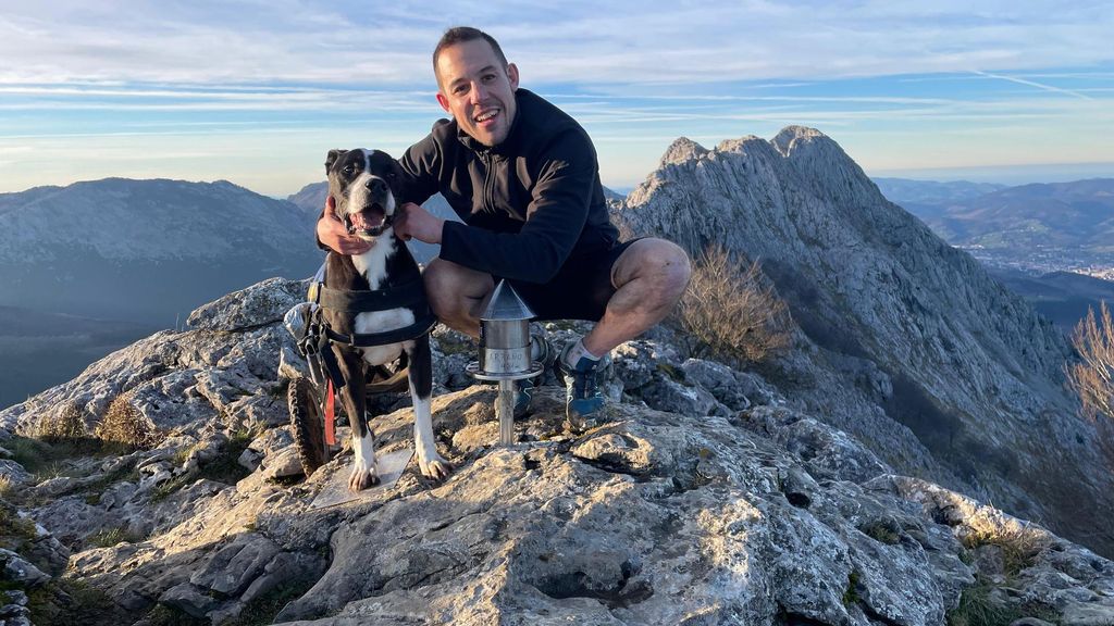 Dom junto a su dueño, Diego Valtierra, en la cima del monte