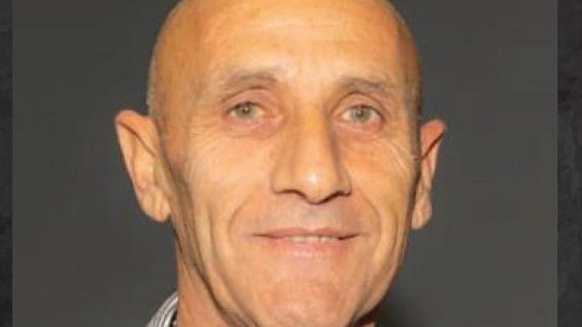 El cartel de rehén de Yair Yaakov, secuestrado durante los ataques del 7 de octubre de 2023