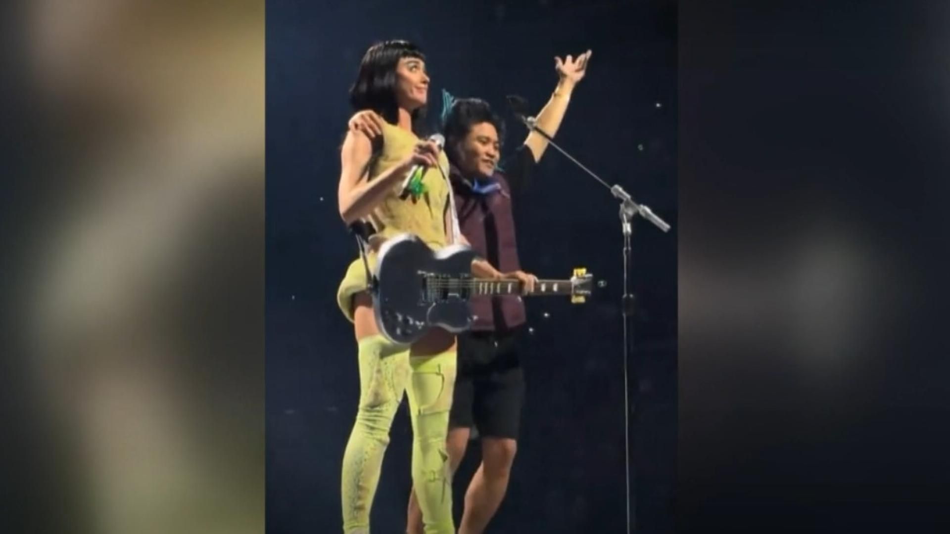 El incómodo momento de Katy Perry tras saltar un hombre al escenario y agarrarla del hombro en un concierto en Sídney
