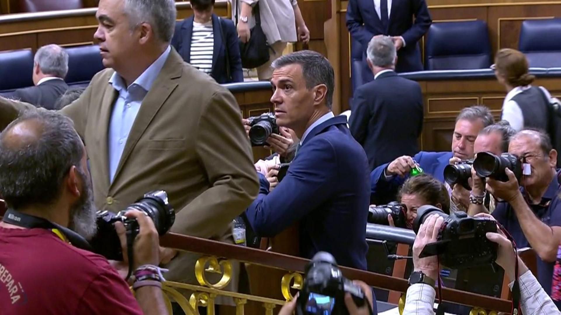 El polémico gesto de Santos Cerdán hacia Pedro Sánchez: el duro cara a cara de Feijóo y el presidente en el Congreso