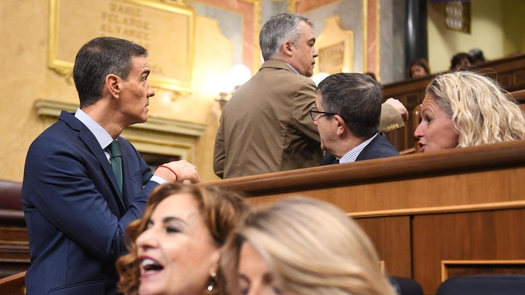 El presidente del Gobierno, Pedro Sánchez, observa al ya ex diputado socialista, Santos Cerdán