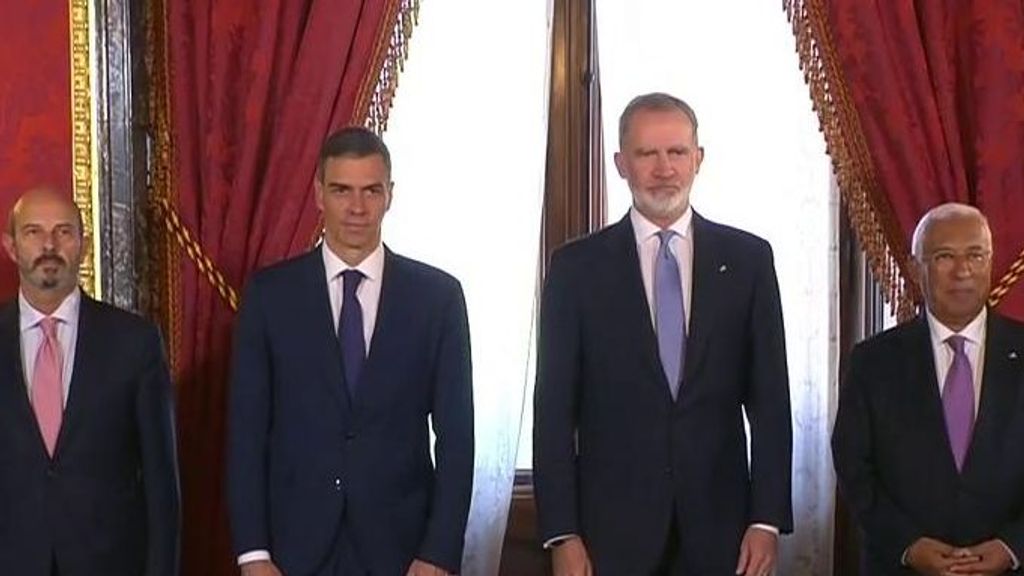 El serio gesto de Pedro Sánchez con el rey Felipe VI en el Palacio Real tras su comparecencia en Ferraz