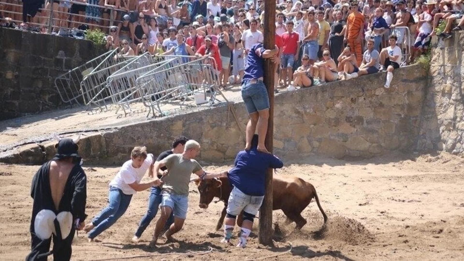 Espectáculo de la sokamuturra en el Puerto Viejo de Getxo