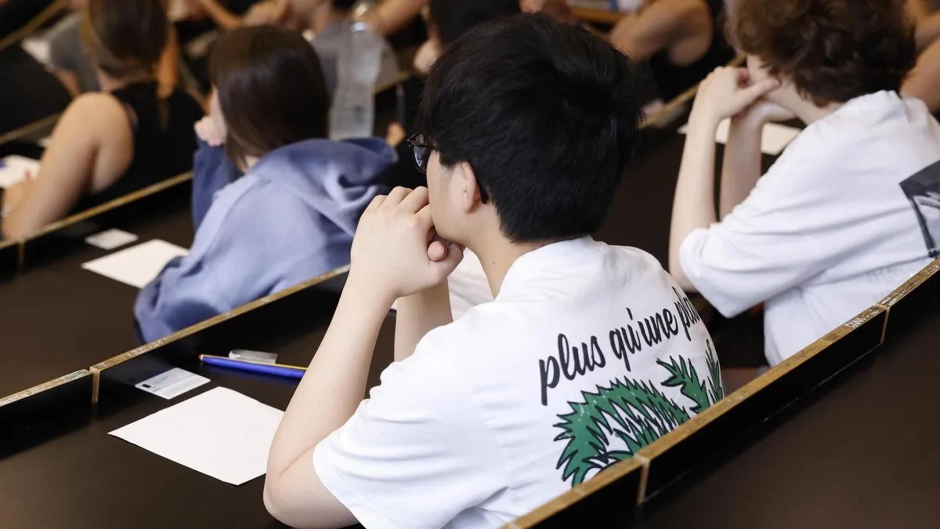 Estudiantes esperando para realizar la PAU