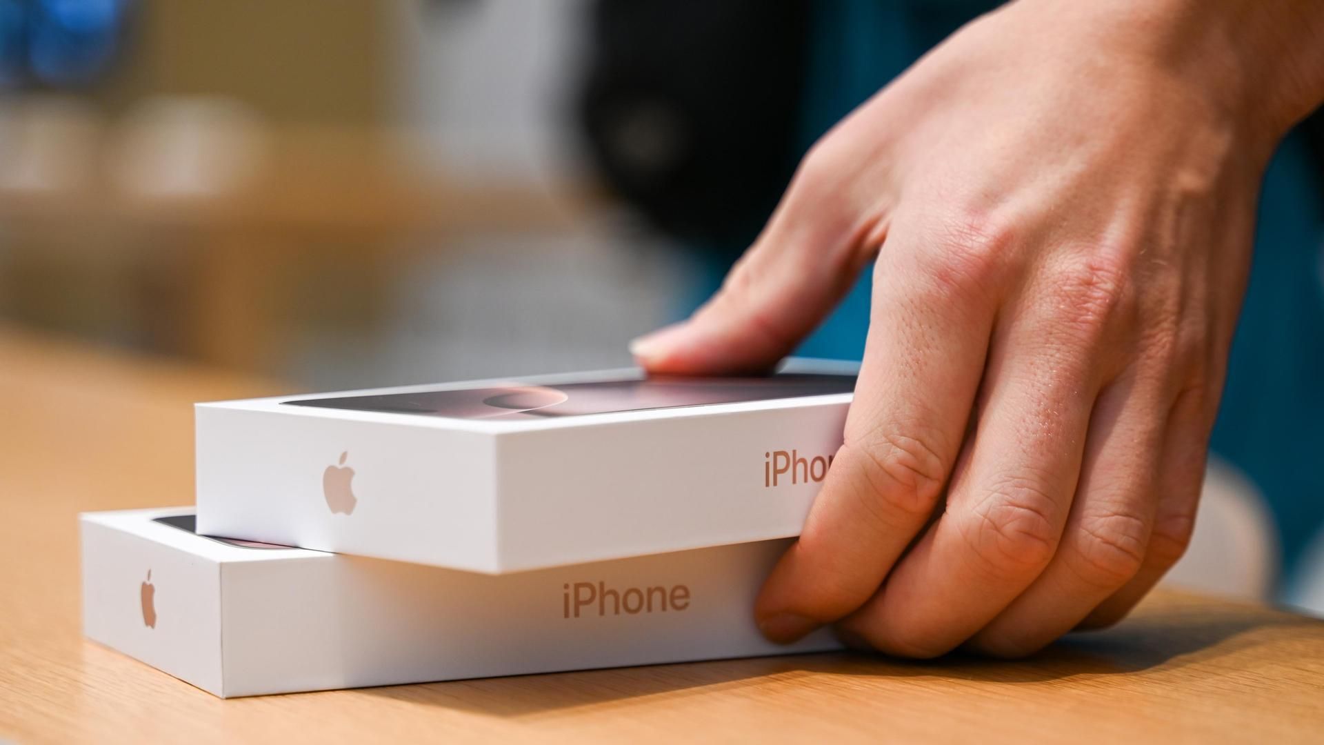 EuropaPress 6439514 20 september 2024 berlin man places two new iphones 16 on table in the